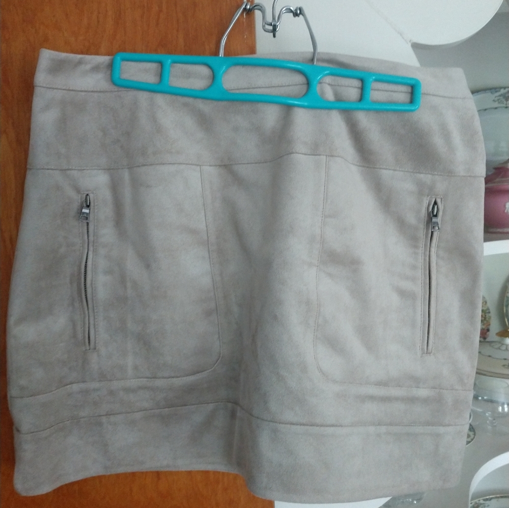 BCBG washable faux suede mini skirt size 10